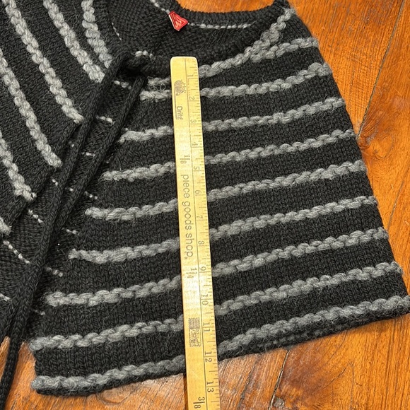 Minete Wool Capelet - Picture 7 of 9